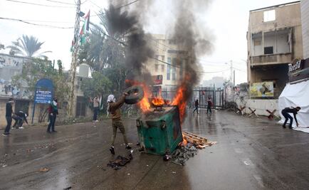 Chocan policías y manifestantes frente a embajada de EU en Beirut 