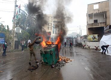 Chocan policías y manifestantes frente a embajada de EU en Beirut