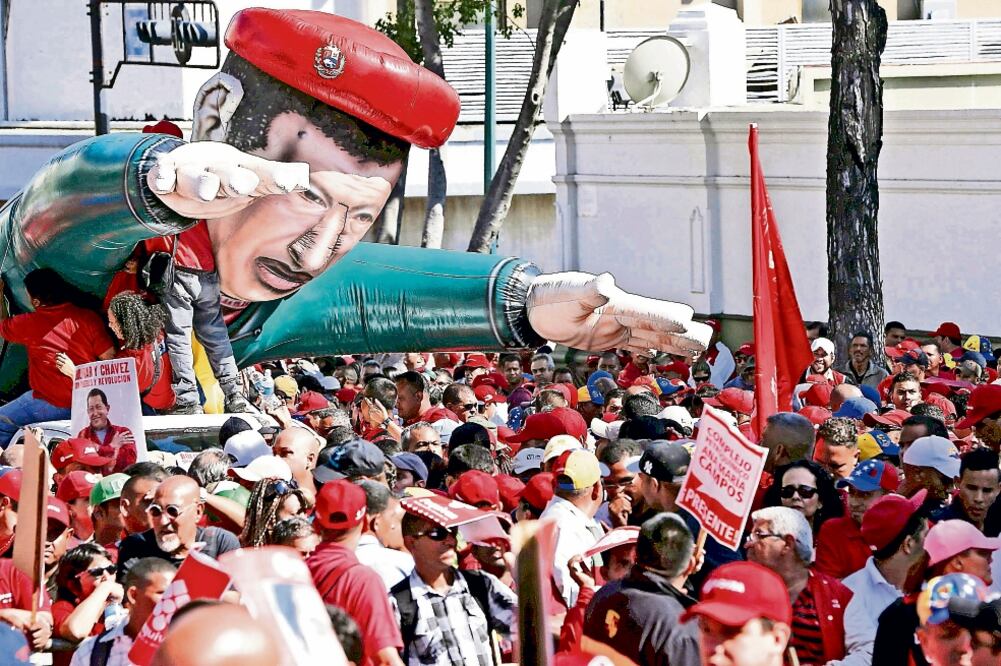 Empleados de Petróleos de Venezuela, con un globo gigante del fallecido ex presidente Hugo Chávez, en enero pasado, en Caracas (ARCHIVO. REUTERS)