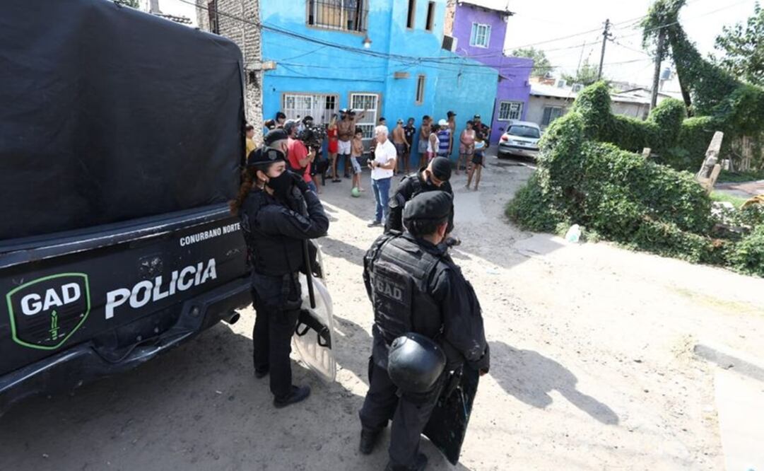Diez personas fueron detenidas esta tarde en allanamientos realizados en el asentamiento Puerta 8.  Foto: LA NACION