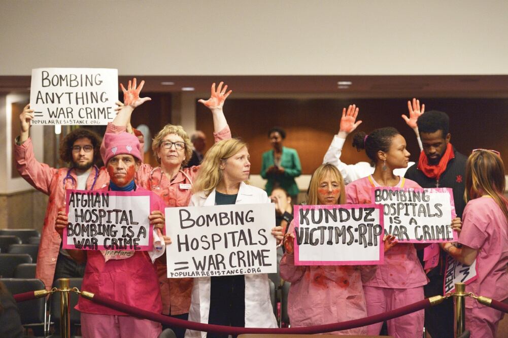 Manifestantes protestaron ayer contra el ataque de las fuerzas estadounidenses en la ciudad afgana de Kunduz, durante la comparecencia del general John Campbell ante el Comité de Servicios Armados del Senado, en el Capitolio, en Washington D.C. (AP)