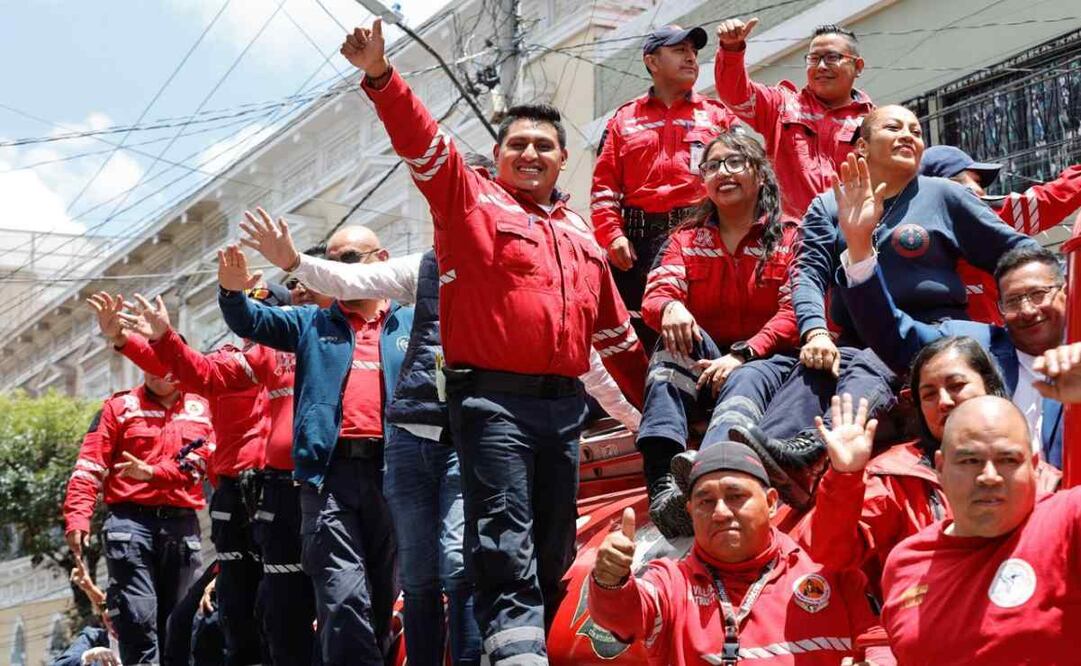 Con mini desfile celebraron su día los 120 bomberos pertenecientes a la Coordinación General de Protección Civil de Toluca. Foto: Jorge Alvarado/EL UNIVERSAL