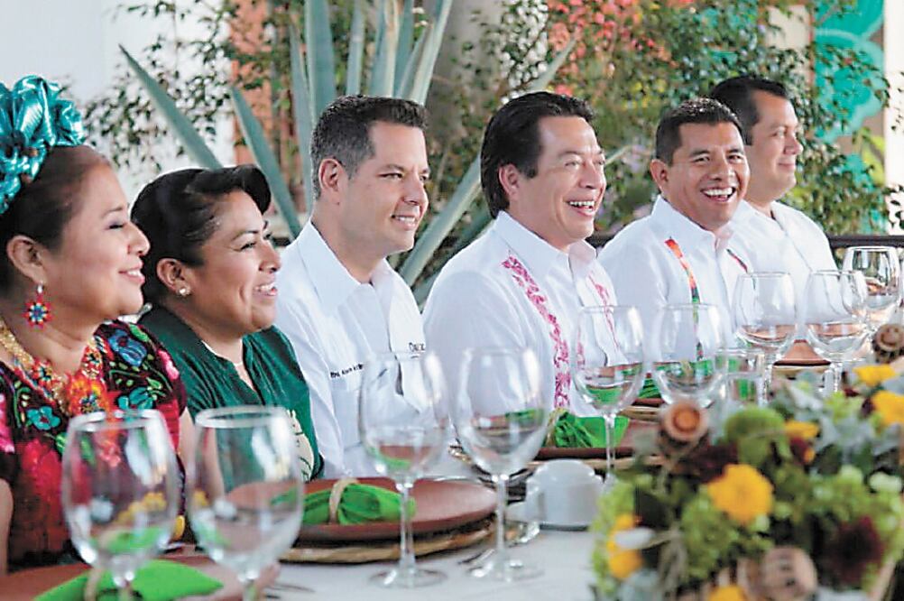 La presencia del mandatario estatal es “reflejo de la nueva realidad política” del país, afirma Mario Delgado, coordinador de la fracción parlamentaria de Morena en la Cámara de Diputados (tercero de der. a izq.). Foto/ESPECIAL