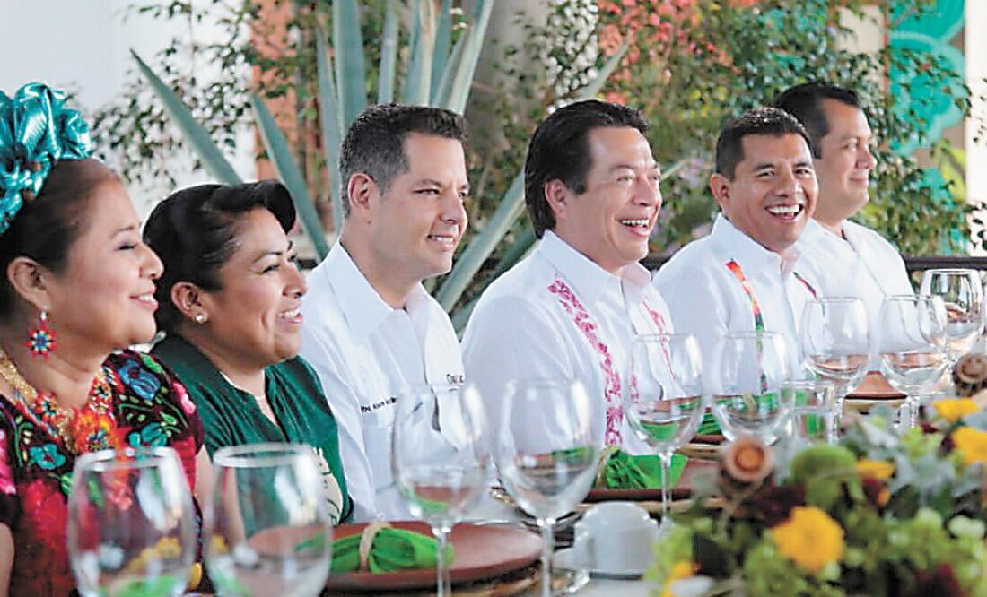 La presencia del mandatario estatal es “reflejo de la nueva realidad política” del país, afirma Mario Delgado, coordinador de la fracción parlamentaria de Morena en la Cámara de Diputados (tercero de der. a izq.). Foto/ESPECIAL