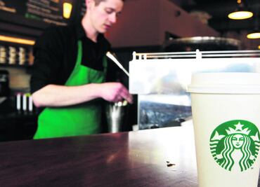 Más de mil baristas de Starbucks inician huelga en EU; protestan contra nuevo código de vestimenta de la empresa