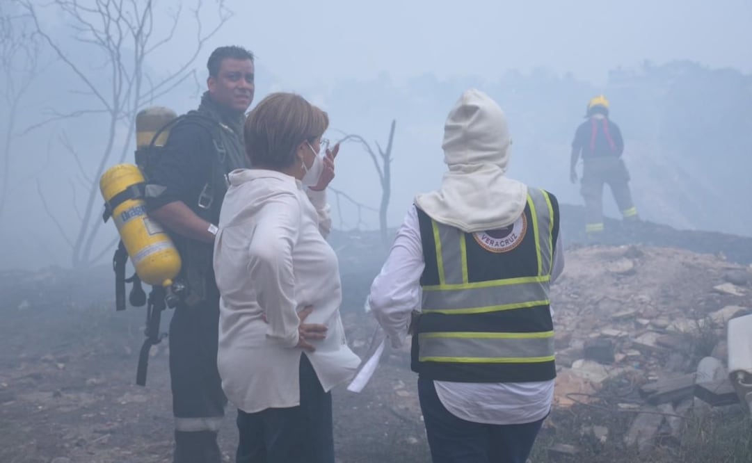 Mantienen labores de combate a incendio en tiradero clandestino en Veracruz. Foto: Especial.