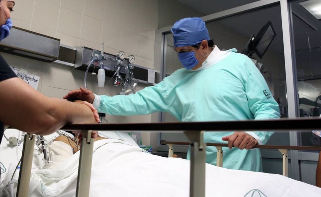 El gobernador Mario López Valdez visitó en el hospital regional número Uno del IMSS a uno de los militares heridos. /Especial