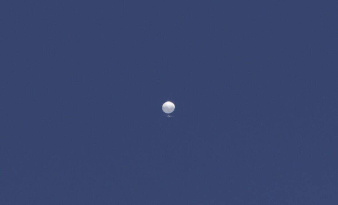 Un enorme globo surca el cielo sobre Columbia, Missouri, el viernes 3 de febrero de 2023. FOTO: AP