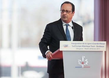 Agente dispara por error e interrumpe discurso de Hollande; hay dos heridos