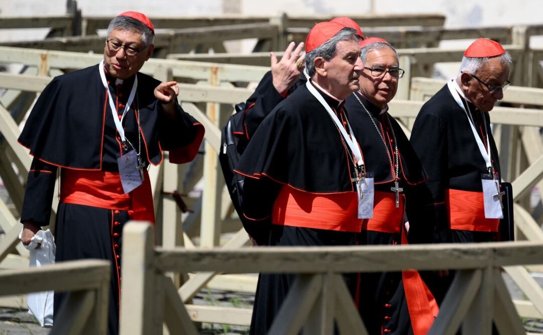 Los cardenales se marchan tras la reunión de la Congregación General de Cardenales, en la Ciudad del Vaticano, el 2 de mayo de 2025. Foto: EFE/EPA/ETTORE FERRARI