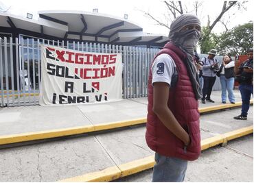 Normalistas del Mexe retienen a 9 trabajadores y realizan manifestación en Pachuca; exigen recontratación de 5 maestros
