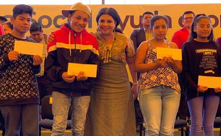 Edil de Iztapalapa entrega 5 mil tarjetas de apoyo a alumnos de secundarias públicas