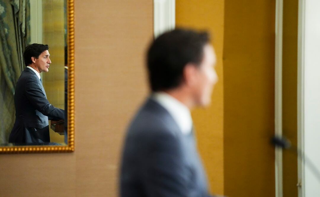 ARCHIVO - El primer ministro de Canadá, Justin Trudeau, frente a un espejo mientras sostiene una conferencia de prensa en Singapur el viernes 8 de septiembre de 2023. Foto: AP