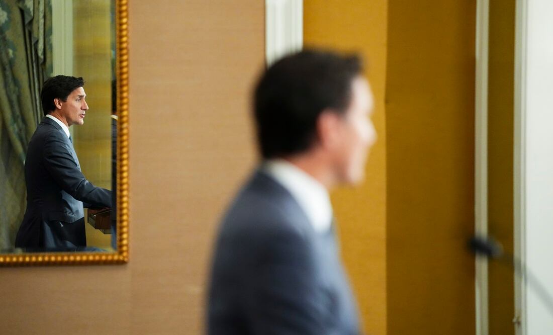 ARCHIVO - El primer ministro de Canadá, Justin Trudeau, frente a un espejo mientras sostiene una conferencia de prensa en Singapur el viernes 8 de septiembre de 2023. Foto: AP