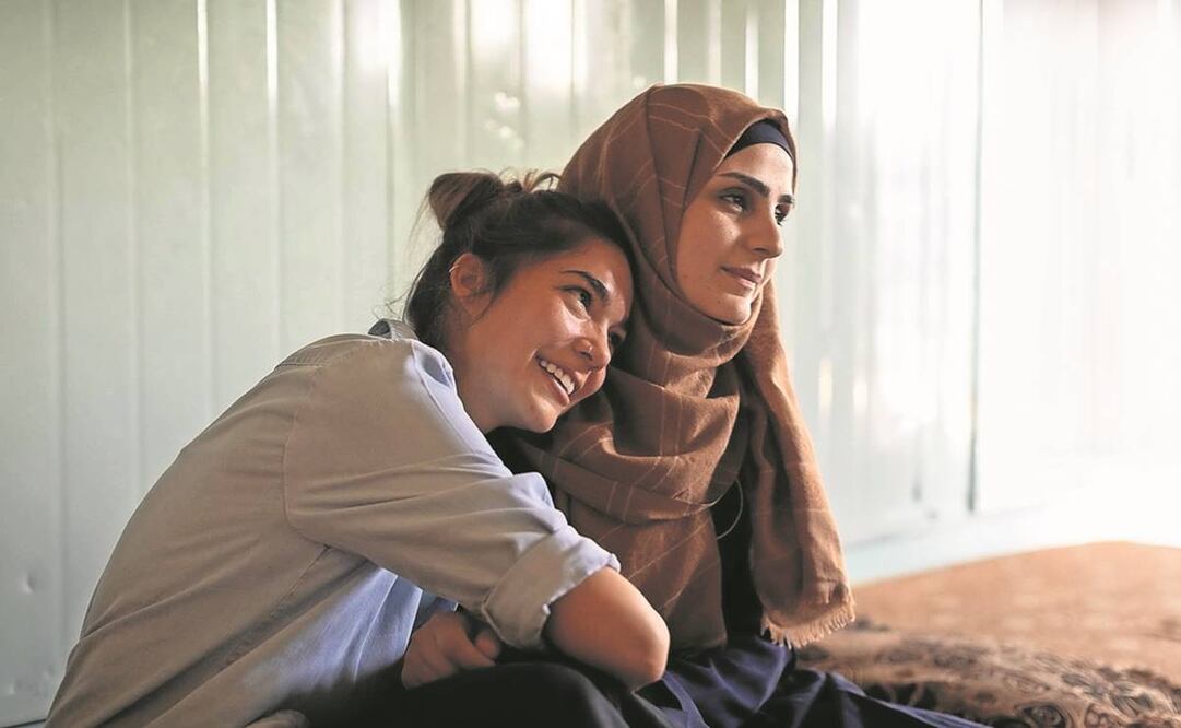 Alejandra y Asmaa, la mujer siria que enseña a leer a las hijas de refugiados. Fotos: HOME Storytellers