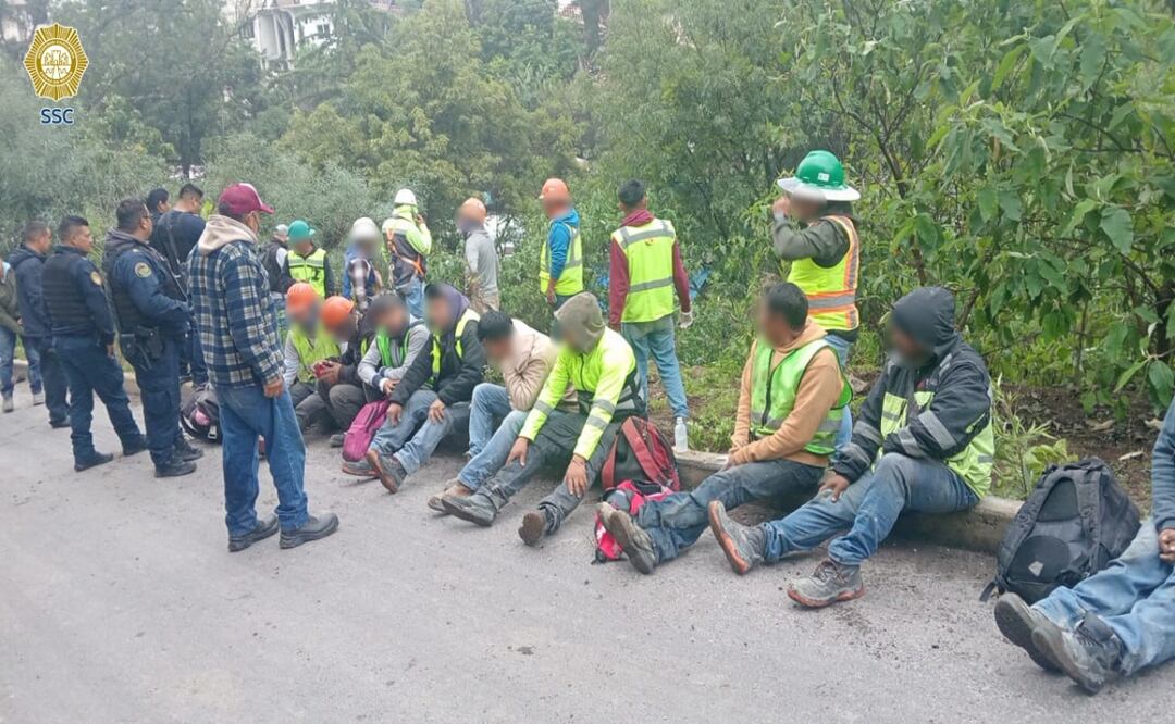 Camioneta cae a barranca en Álvaro Obregón; 18 trabajadores del Tren Interurbano resultan lesionados. Foto: Especial