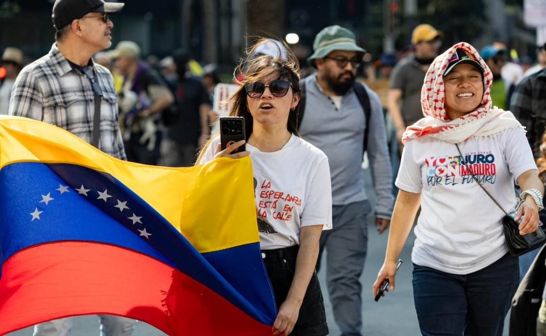 Un grupo de personas se manifestó para condenar la captura del presidente Nicolás Maduro, desde el Ángel de la Independencia y frente a la antigua embajada de EU en México este domingo 4 de enero de 2026. Foto: Hugo Salvador/ EL UNIVERSAL