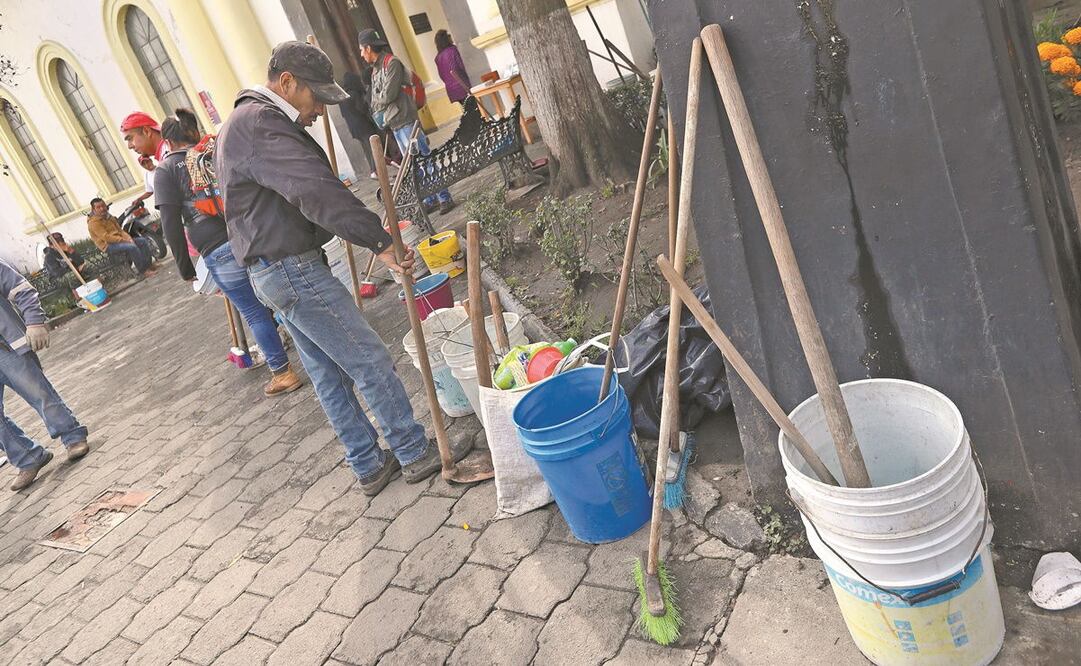 Floristas y personas que apoyan en la limpieza de sepulcros en el panteón de La Soledad, en Toluca, aseguran que los familiares que visitan las tumbas redujeron los gastos que realizan en estas fechas. Foto: JORGE ALVARADO. EL UNIVERSAL