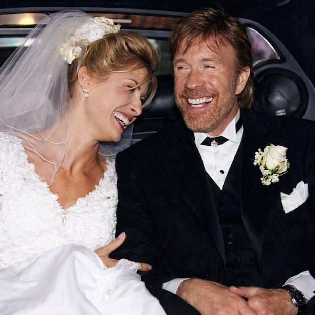 Chuck Norris y O’Kelley el día de su boda; el actor compartió la foto en su cuenta de Instagram en 2024, cuando cumplió 24 años de casado.