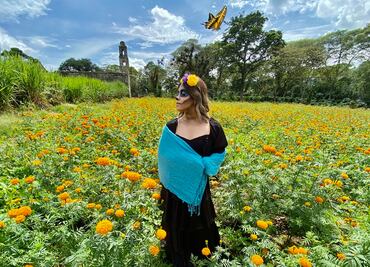 Catrinas guían recorridos en campos de cempasúchil