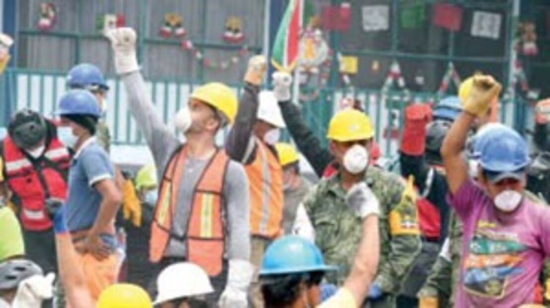 El Foco. El poder del silencio después de la tragedia: puños arriba