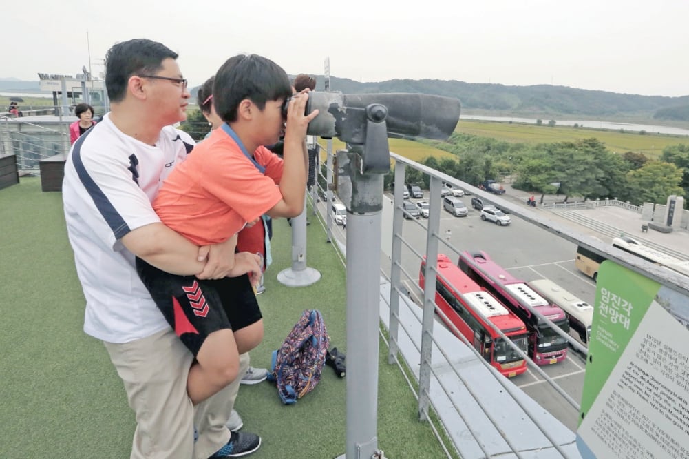 Un niño observa el otro lado de la Zona Desmilitarizada, en Paju, Corea del Sur, en la frontera con Corea del Norte. (AHN YOUNG-JOON. AP)