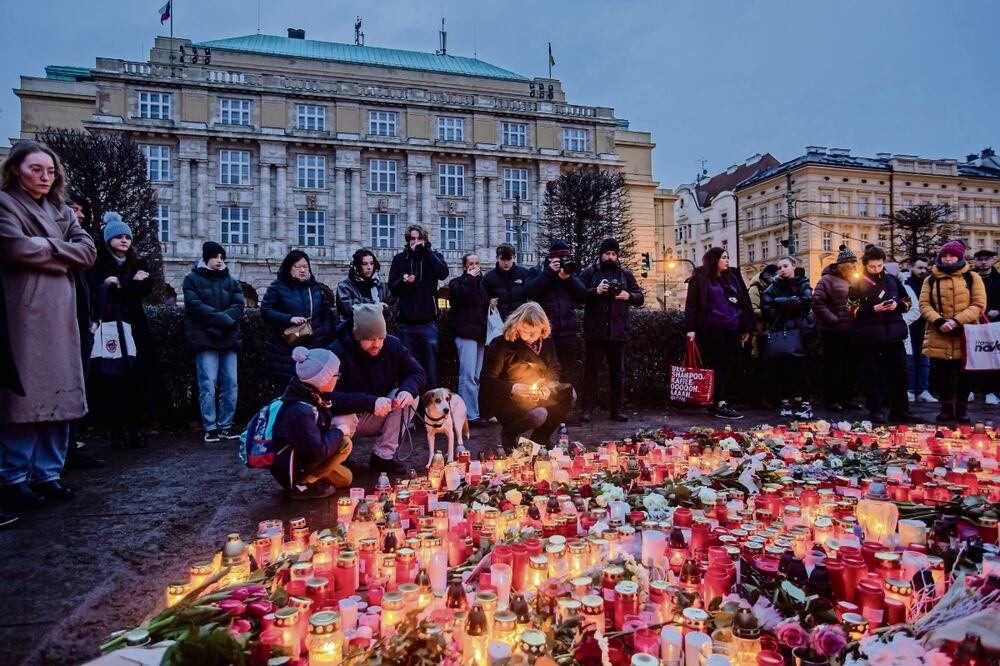 Los estudiantes encendieron miles de velas en un memorial improvisado frente a la Facultad de Artes y en la sede de la Universidad Carolina, en el centro histórico de la capital checa.
