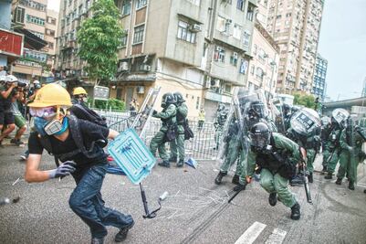 En Hong Kong dispersan, con violencia, marcha