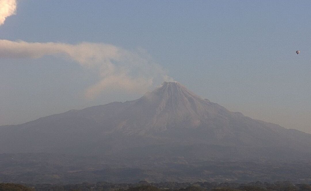 Por la mañana de este jueves, se pudo observar una fumarola en el Volcán de Fuego de Colima (Foto: Webcams de México)