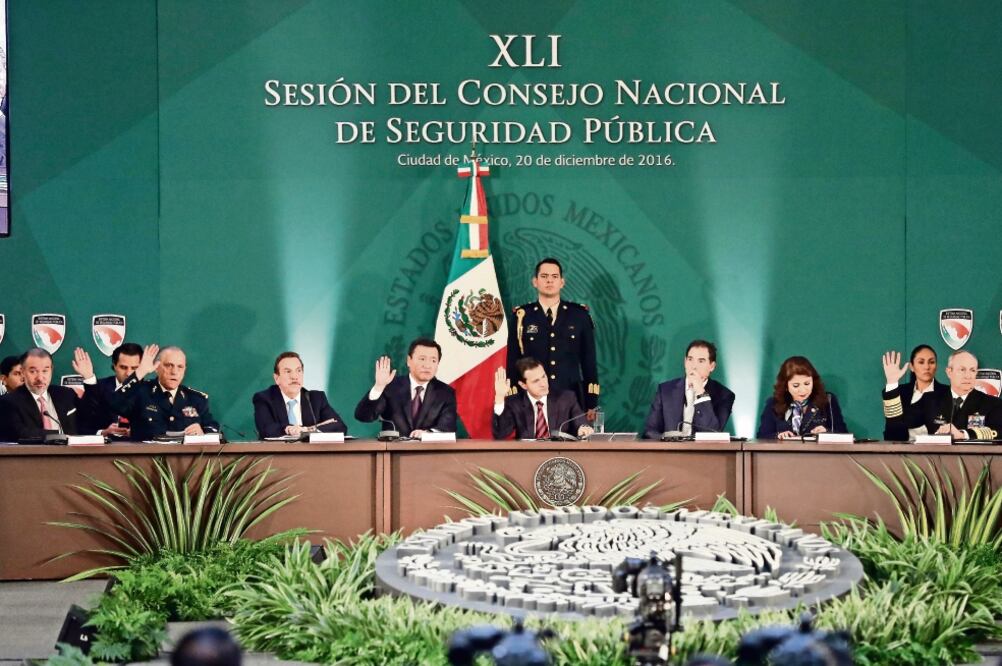 En la 41 Sesión del Consejo Nacional de Seguridad Pública, el presidente de la República, Enrique Peña Nieto, pidió a los gobernadores unir esfuerzos para que el rubro de prevención del delito cuente con los recursos adicionales de estado (LUCIA GODINEZ)