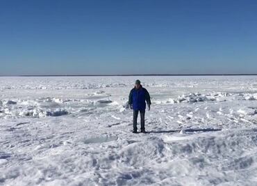 Video. Intensa ola de frío en EU congela el mar en Massachusetts