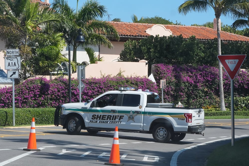 Un vehículo policial bloquea el tráfico cerca de la residencia de Mar-a-Lago, en Florida. FOTO: MARTA LAVANDIER. AP