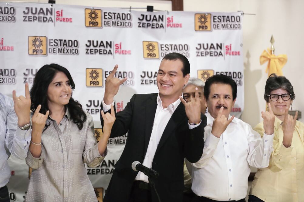Zepeda señala que las elecciones del Edomex los confirman como la tercera fuerza política. En su mensaje a los medios fue acompañado por Alejandra Barrales, presidenta nacional del PRD, y su coordinador de campaña, Luis Sánchez (ALEJANDRO ACOSTA)