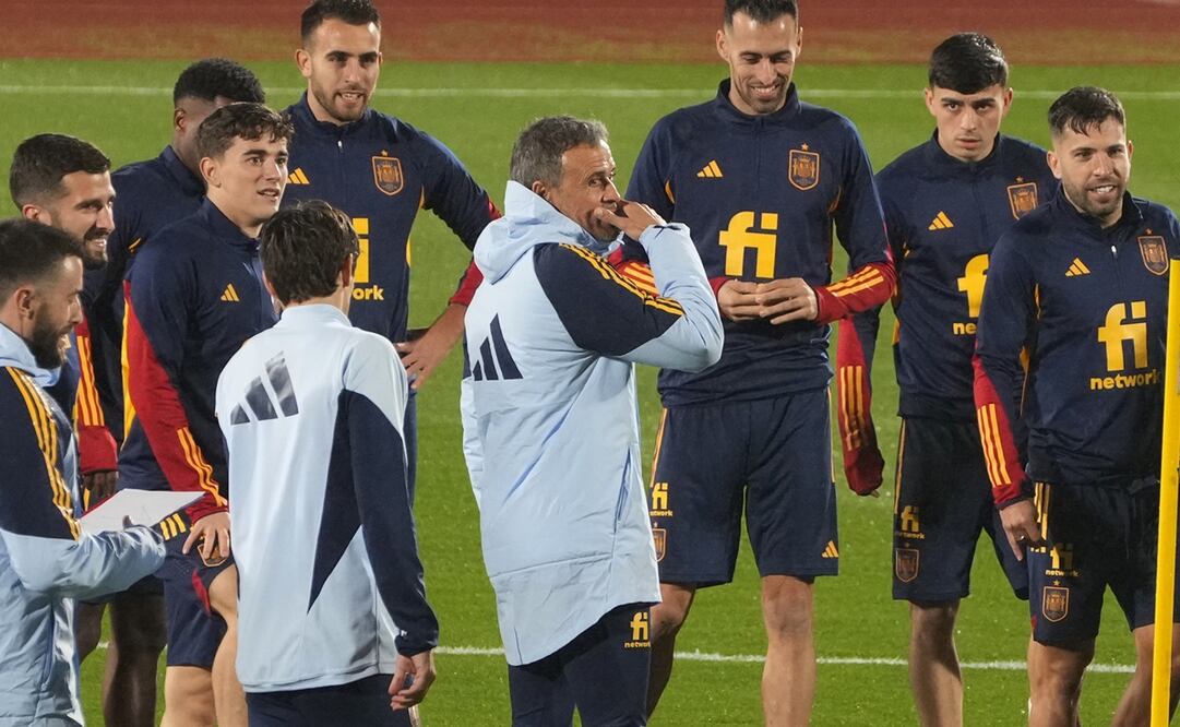 Luis Enrique hablando con sus jugadores / Foto: AP