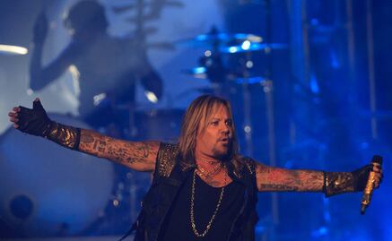 VIDEO. Vince Neil, vocalista de Mötley Crüe, cae del escenario y se rompe las costillas