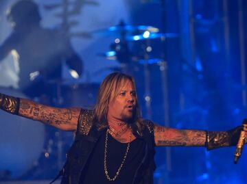 VIDEO. Vince Neil, vocalista de Mötley Crüe, cae del escenario y se rompe las costillas
