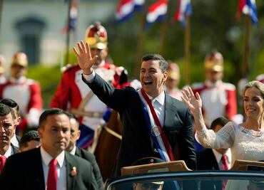 Santiago Peña asume la Presidencia de Paraguay y promete trabajar por la prosperidad del país