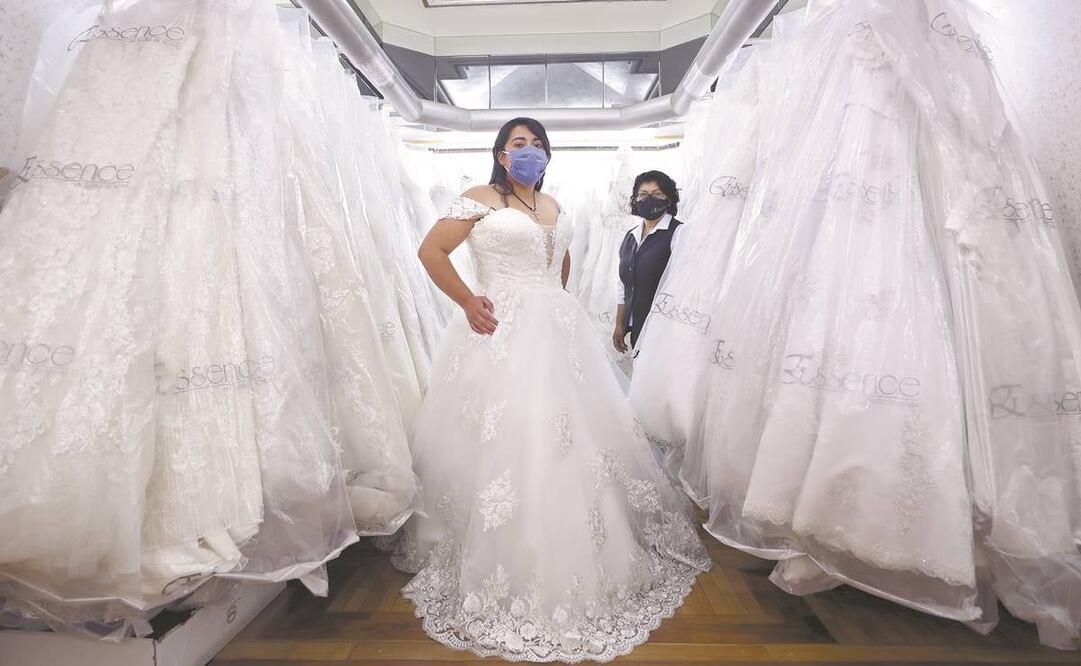 Sonia Ortega llegó desde Morelos para elegir el vestido con el que se casará; tuvo que reagendar la ceremonia para evitar pagar penalizaciones por los servicios que contrató. Foto: DIEGO SIMÓN. EL UNIVERSAL