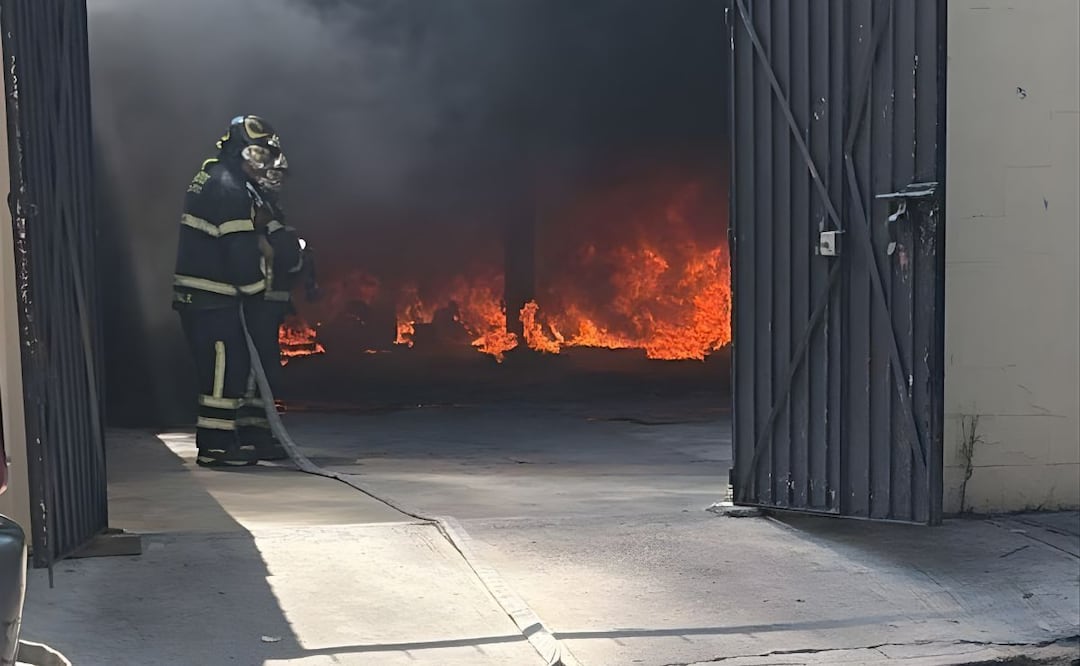 Un incendio consumió una bodega utilizada para el resguardo de neumáticos y madera en la colonia Coltongo, en la alcaldía Azcapotzalco. | Foto: Especial.