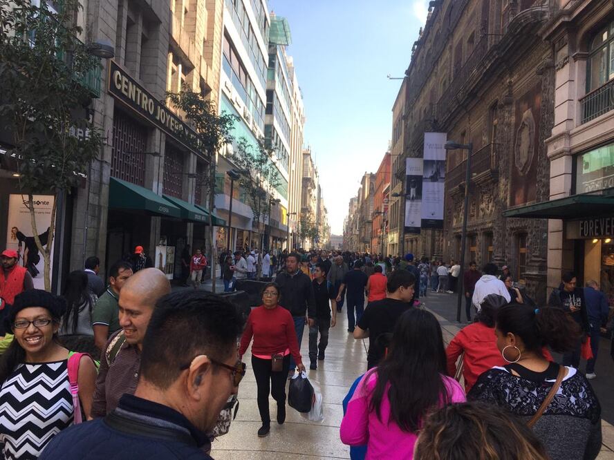 Las calles del Centro lucen repletas por las compras de pánico en Nochebuena y Navidad. Foto: Iván Stephens / EL UNIVERSAL 