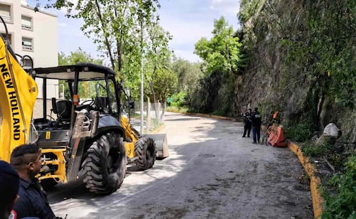 Reabren circulación en Boulevard Bellavista, en Atizapán de Zaragoza, tras deslave; continúan trabajos en talud