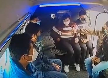 ¡A gritos y cachetadas! Sujeto armado asalta a pasajeros de combi en Tultitlán