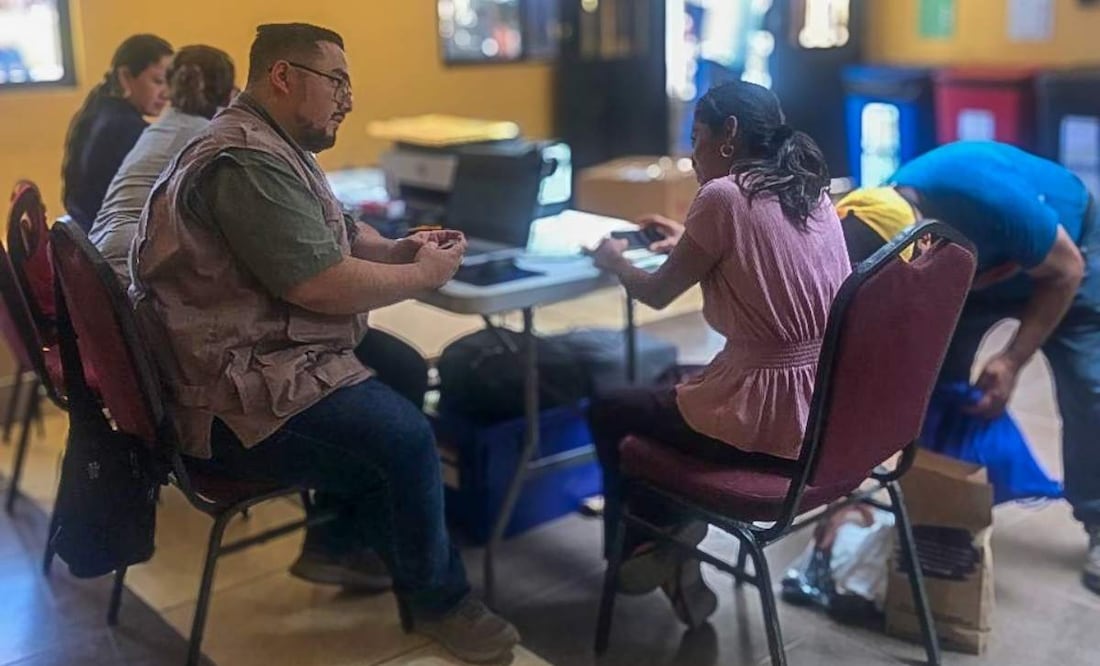Autoridades del Instituto Guatemalteco de Migración junto a víctimas de desplazamiento forzado en Chiapas debido a la violencia (14/02/2025). Foto: Instituto Guatemalteco de Migración