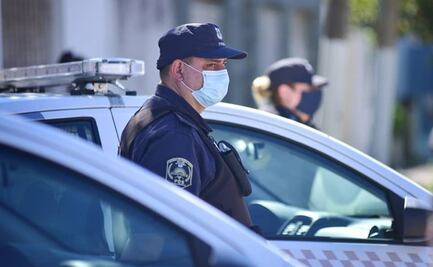 Conductor se queda dormido en su auto en Argentina; en vez de auxiliarlo, policía le roba el celular