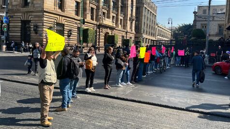 Estudiantes de la Universidad del Bienestar bloquean Eje Central; exigen la entrega de sus cédulas profesionales y títulos