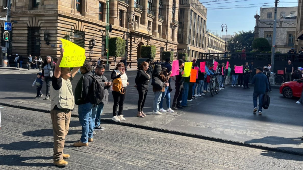 La mañana de este viernes, unos 25 estudiantes de la Universidad para el Bienestar realizaron un bloqueo de vialidad sobre el Eje Central Lázaro Cárdenas en protesta porque no les han entregado sus cédulas y títulos. (Foto: especial)
