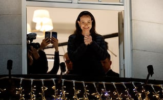 María Corina Machado llega a Oslo; abraza a simpatizantes que la esperaban afuera del hotel