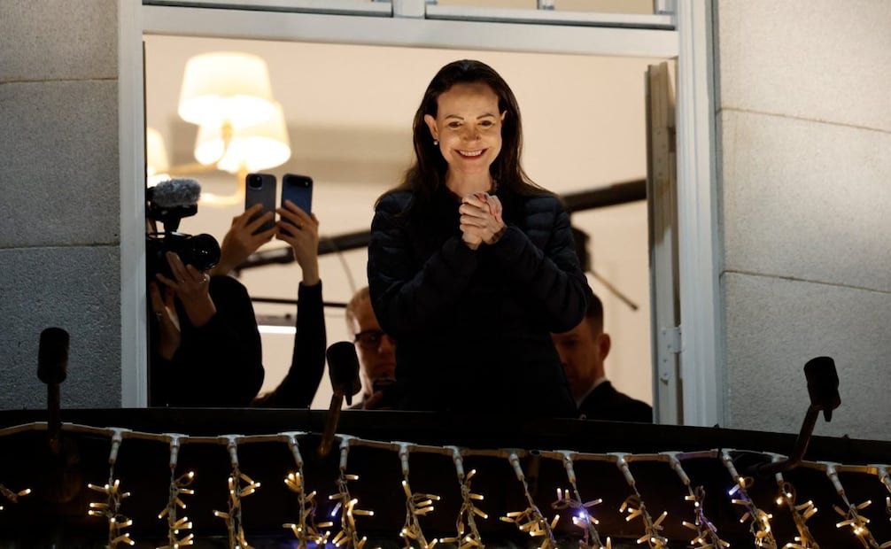 La premio Nobel de la Paz, María Corina Machado, desde un balcón del Grand Hotel de Oslo, Noruega, en la madrugada del 11 de diciembre de 2025. Machado llegó a Oslo horas después de que su hija recogiera en su nombre el premio de la líder opositora venezolana. (10/12/25) Foto: AFP