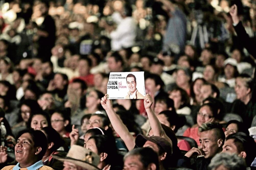 Más de 2 mil 500 personas se reunieron en la capital mexiquense para escuchar las previsiones en seguridad, educación y economía. (ALEJANDRO ACOSTA. EL UNIVERSAL)
