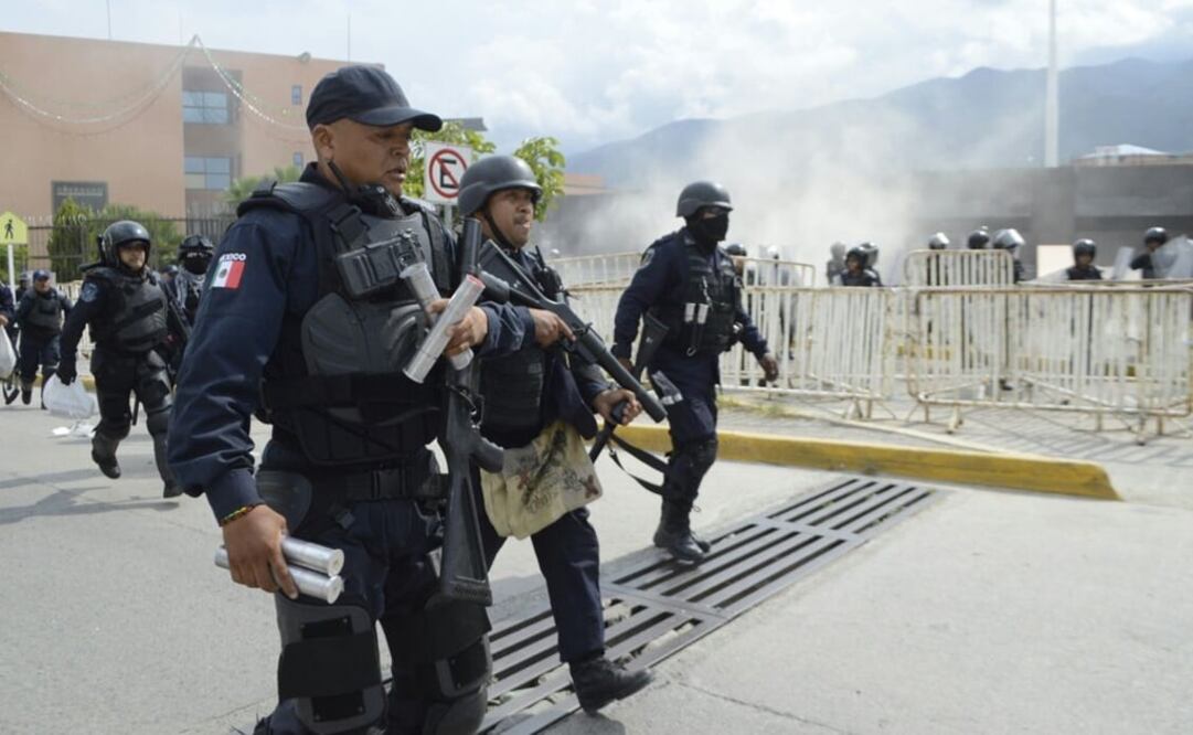 Los policías estatales trasladaron a los detenidos a la Comisión de Derechos Humanos de Guerrero  (Foto: Dassaev Tellez)